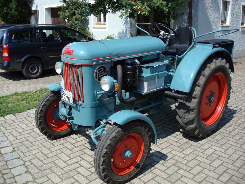 Primus Diesel, 20PS aus 1872ccm von 1952,
gebaut von der Primus-Traktorengesellschaft in Berlin, die von 
1932 bis 1967 produziert hat und berwiegend Deutz-Motoren verbaute,
Aug.2008