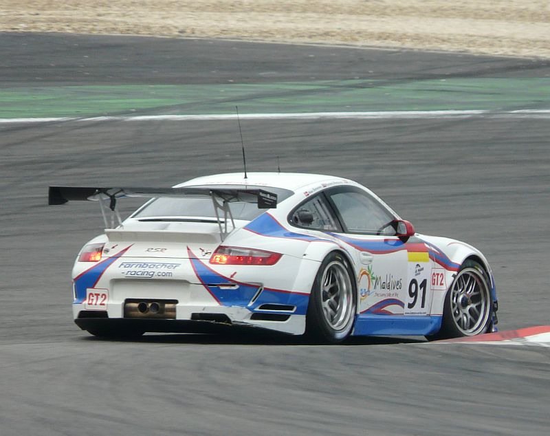 Rasant legt sich dieser Porsche GT3 von Farnbacher Racing in die Kurve. Er ist Teilnehmer des 1.000 Kilometer Rennens am Nrburgring. Dieses Rennen fand, im Rahmen der Le Mans Series am 17.08.2008 statt.