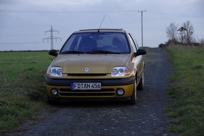 Renault Clio in der Abenddmmerung, Aufnahme November 2006, mitlerweile geschrottet