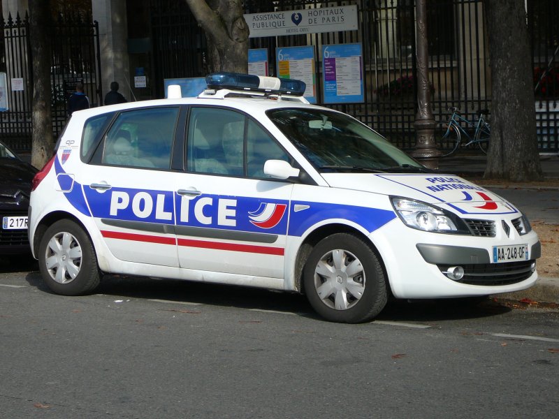 Renault Megane der franzsischen Polizei abgestellt in der Nhe von Notre Dame am 10.10.09