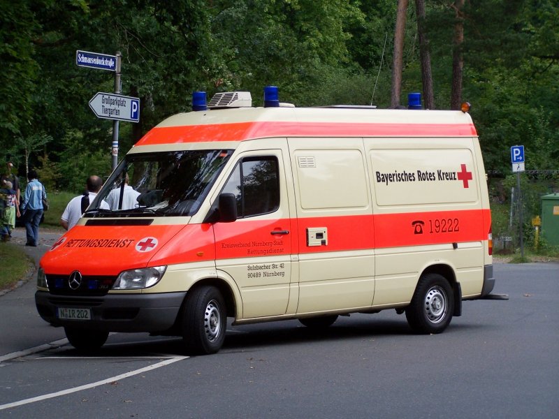 Rettungswagen des BRK-Kreisverbandes Nrnberg-Stadt bei einem Einsatz am Nrnberger Tiergarten.
Aufgenommen am 11.9.2005.