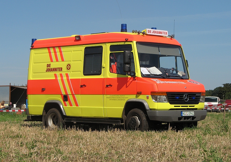Rettungswagen (RTW) der Johanniter Unfallhilfe am 31. August 2008 bei einer Motorsportveranstaltung in Steyerberg (bei Nienburg/Weser).