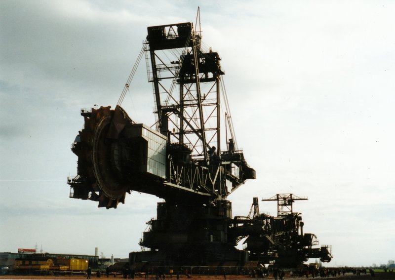 Rheinbraun-Bagger 288 (Hersteller Krupp Dienstgewicht 12840t. Lnge 215m. Hhe 96m. Breite 45m.) im Feb.2001 auf der Fahrt von Hambach nach Garzweiler