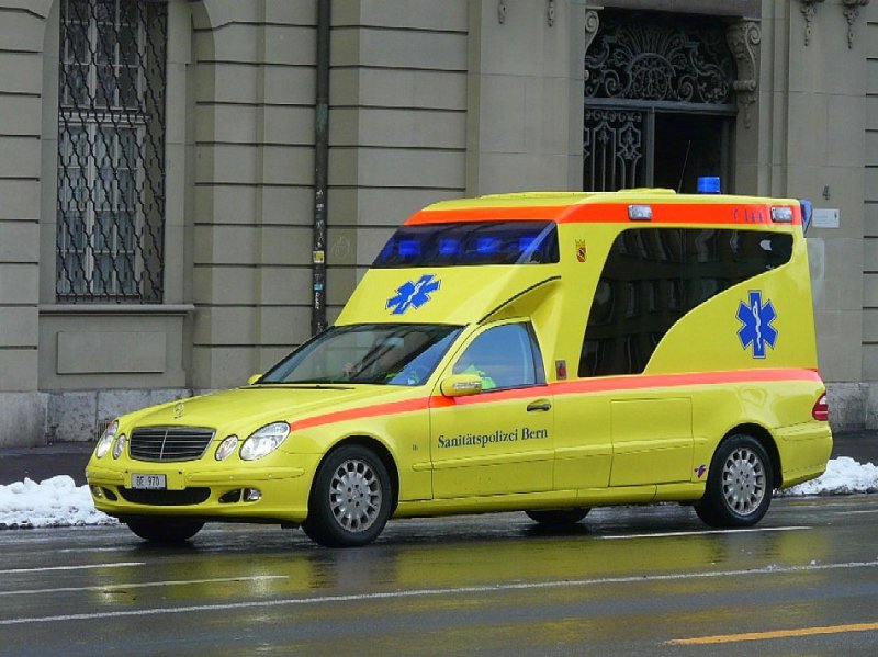 Sanitspolizei Bern mit einem Mercedes  BE 970 unterwegs in der Stadt Bern am 12.12.2008