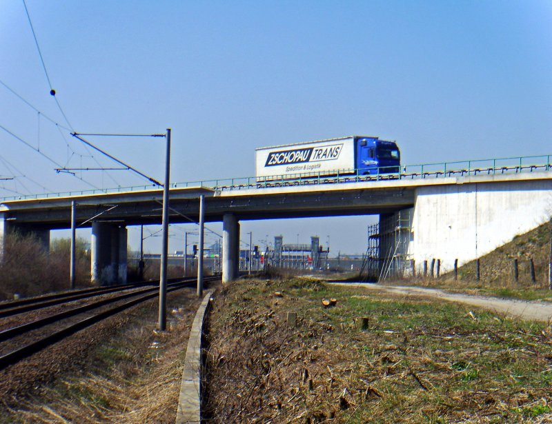Sattelzug von Zschopau-Trans im April 2009 auf der B6-Brcke ber die S-Bahnstrecke Leipzig Halle in Schkeuditz.
