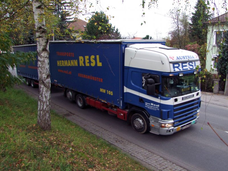 Scania-164L-480 der Transporte RESL fhrt entlang der B143 in Ried i.I.; 081024