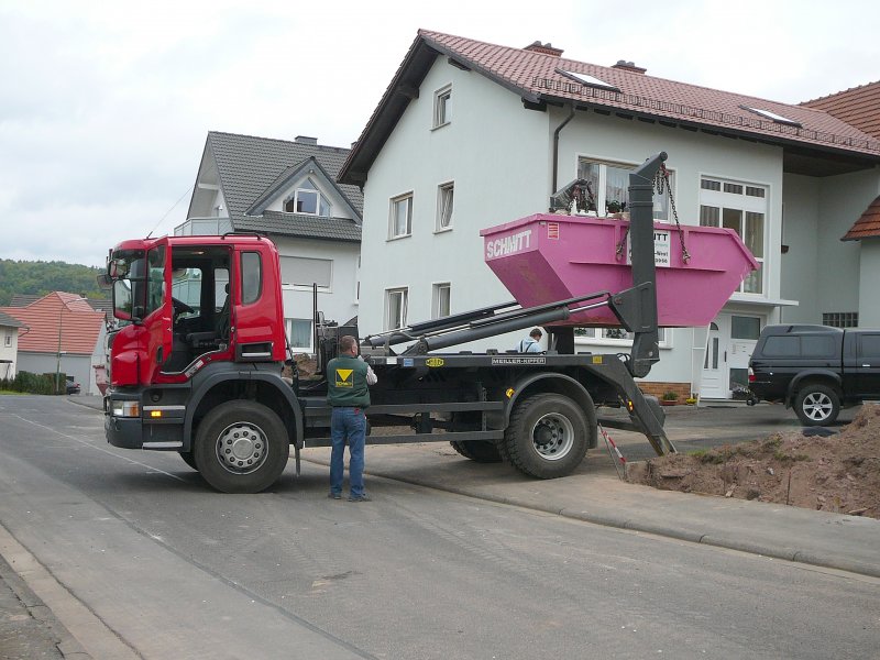 Scania P 310 holt einen Bauschuttcontainer ab, 27.04.09 in 36100 Petersberg-Marbach