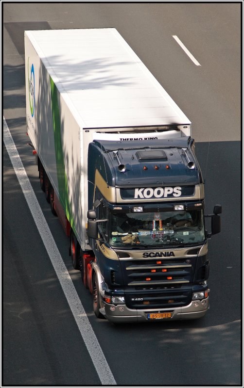 SCANIA R420 der Niederlndischen Spedition KOOPS bezwingt bei Ldenscheid den Homert-Anstieg Richtung Sden. (09.08.2008)