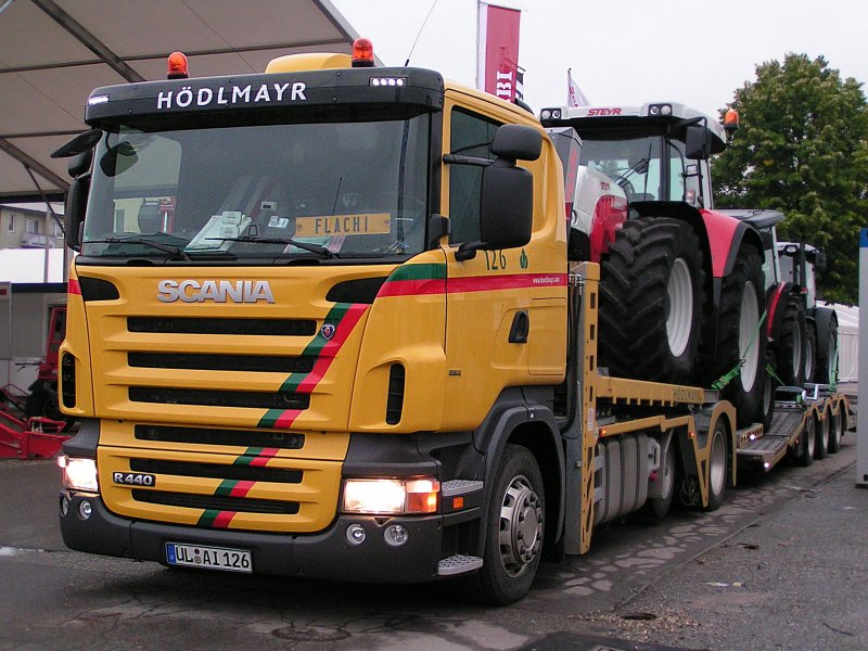 SCANIA-R440 hat zwei mchtige Steyr-Traktoren geladen, und steht abfahrtsbereit am Messegelnde in Ried i.I.;090914