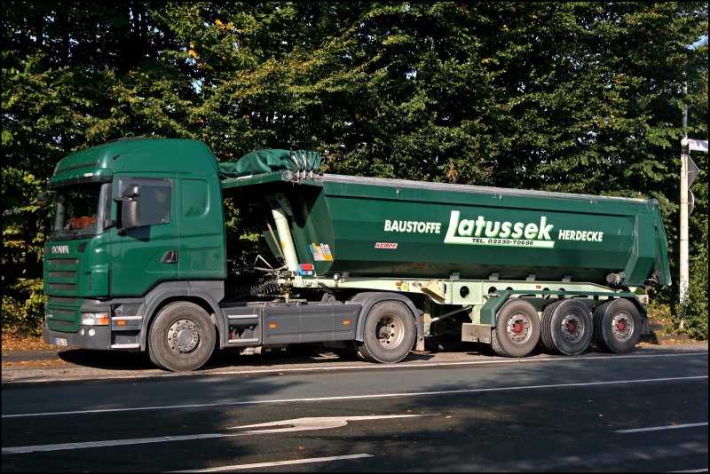 Scania R480 des Baustofftransportunternehmen Latussek aus Herdecke steht am 03.10.2008 bei Hagen auf dem Seitenstreifen. Latussek verwendet neben Scania R480 auch MAN TGA 18.430 und Volvo´s.
