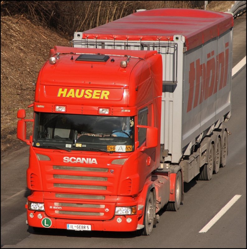 Scania R500 8/ von HAUSER ist mit einem Container mit der Aufschrift THNI bei Ldenscheid in Richtung Sden unterwegs. Thni produziert in den Berreichen Aluminium, Umwelt- und Energietechnik und Maschinen- Anlagenbau.
