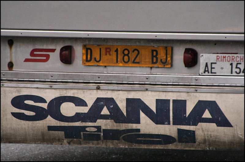 SCANIA TIROL. Einige Tiroler Speditionen werben mit solchen Schmutzfnger an ihren Aufliegern. Die Zugmaschinen sind dann  meist  Scania R5xx. Persnlich finde ich solche Werbeaktionen sehr gut. (01.02.2009)