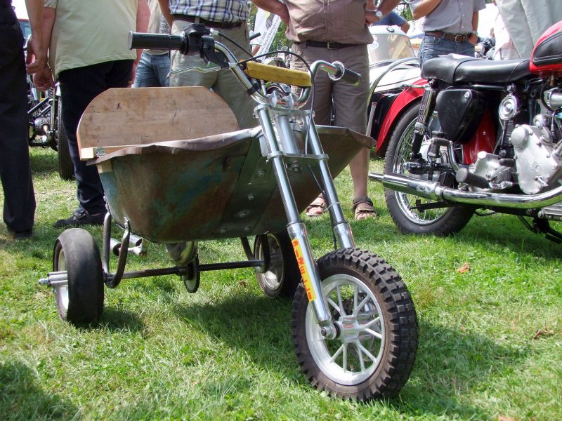  Schubkarren-Moped  sorgt fr Aufsehen bei der Oldtimer-Fahrzeugausstellung bei Antiesenhofen; 090809