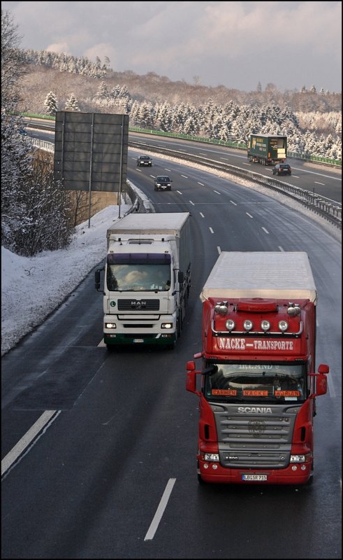 SCHWEDEN POWER: Scania R500 \8/ der Nacke-Transporte zieht an einem italienischen MAN TGA vorbei. (12.02.2009)