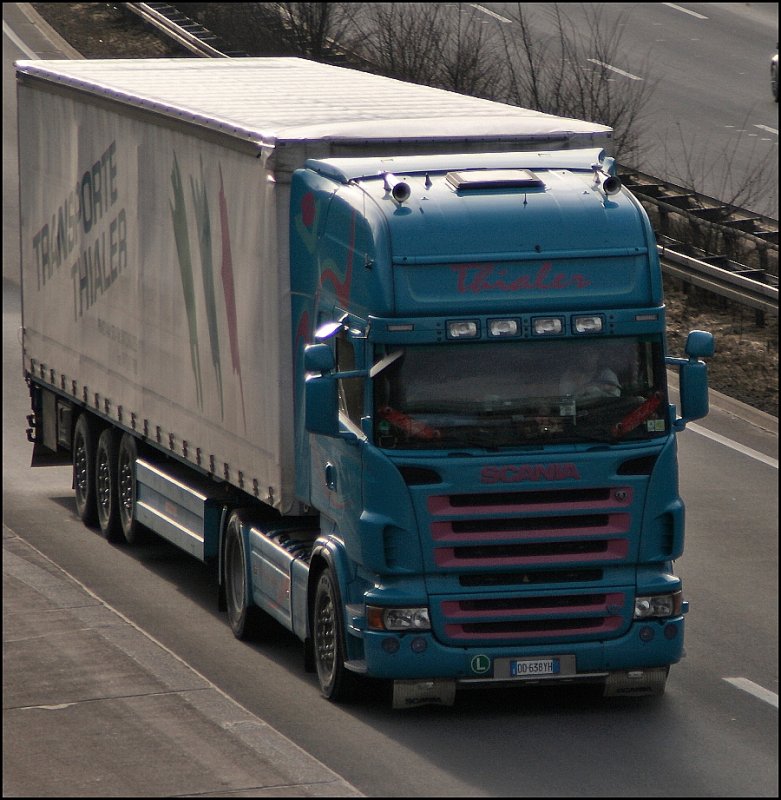 Schwedische 8/ Power No 5: Scania Topline (vermutl. R580) 8/ der italinischen Thialer Transporte. Hier bei Ldenscheid ist er weitab der Heimat ins Ruhrgebiet unterwegs. Als Zusatz besitz er eine  Sidepipe . (22.01.2009)