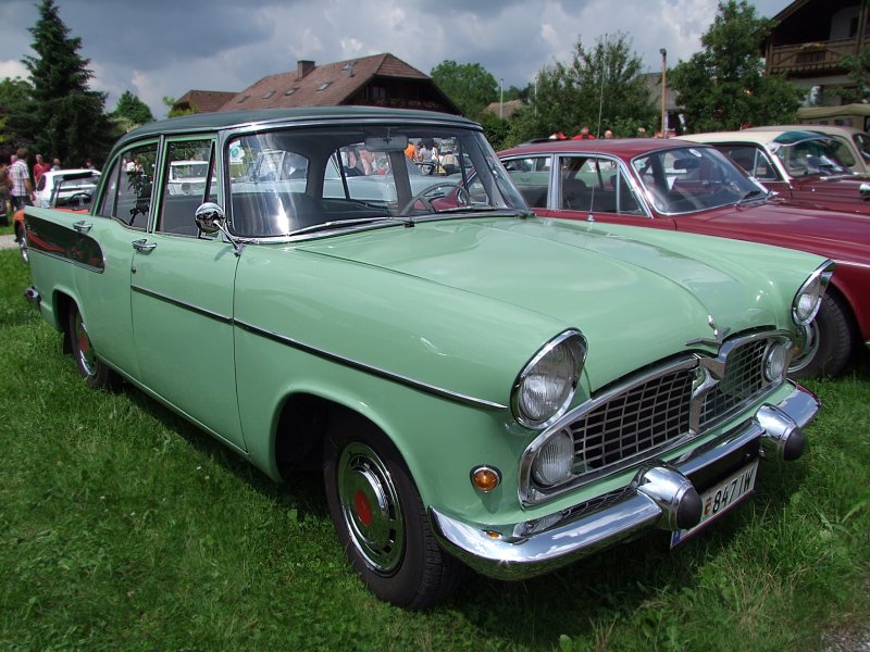 Simca Vedette wurde ab 1955 in den ehemaligen franzsischen Ford-Werken in Poissy bei Paris erbaut, und nimmt nun an der Oldtimerausstellung in Neukirchen/Vckla teil;090705
