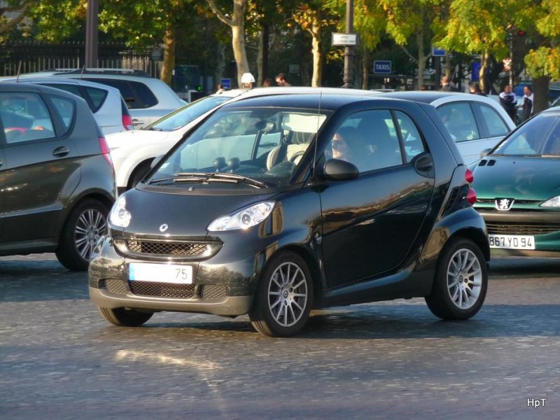 Smart - Grauer Smart unterwegs in den Strassen von Paris am 16.10.2009