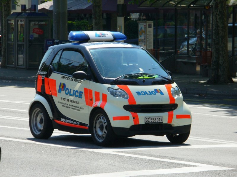 SMART - Polizeismart GE 558019 in der Stadt Genf unterwegs am 06.05.2007