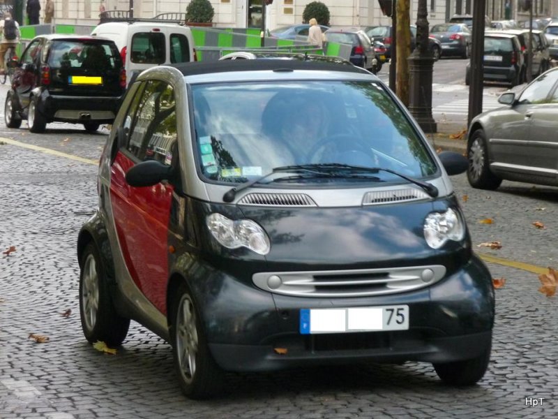 Smart - Schwarz-Roter Smart unterwegs in den Strassen von Paris am 16.10.2009