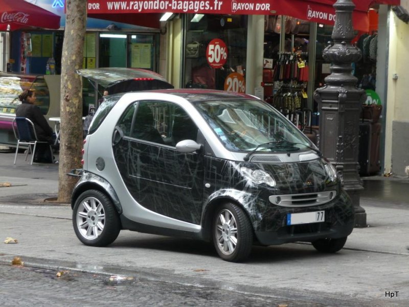 Smart - Schwarzer Smart mit Muster in den Strassen von Paris am 17.10.2009