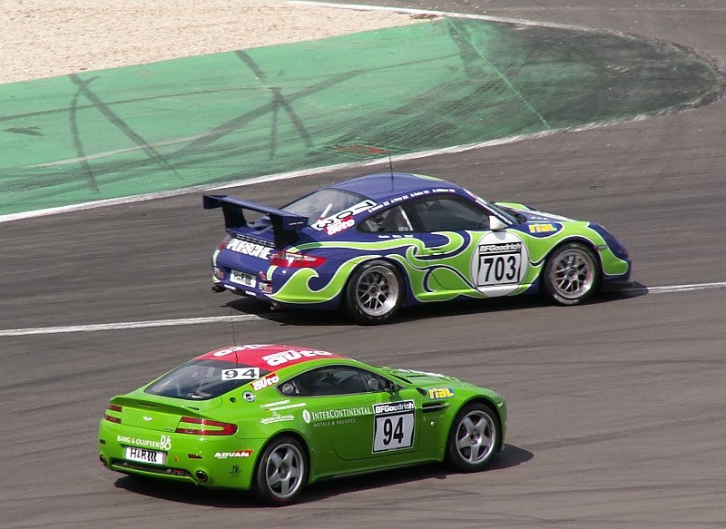Spannende Duelle am Nrburgring. Aston Martin kmpft gegen Porsche. In diesem Fall hat der Porsche die Nase vorn, die folgende Kurve fhrt nach links und so liegt der Zuffenhausener innen...das Foto stammt vom 18.08.2007