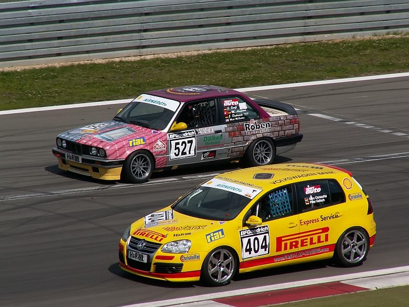 Spannende Duelle zu Hauf gibt es bei den VLN Rennen am Nrburgring. Hier duelliert sich gerade ein BMW mit einem Golf GTI...das Fotos zeigt die Anfahrt auf das Castrol-S und stammt vm 18.08.2007