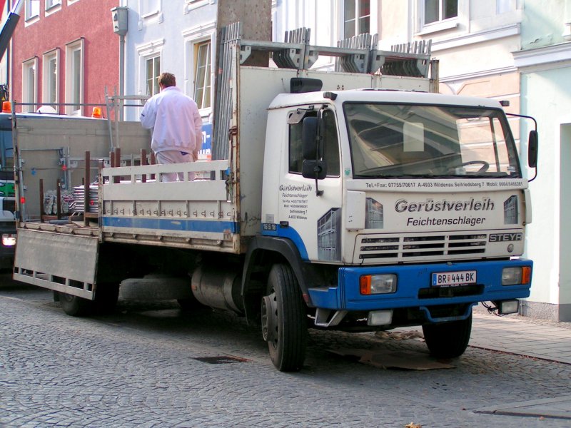STEYR 16S18 bei der Anlieferung von Gerstteilen am Kirchenplatz in Ried i.I.; 081010