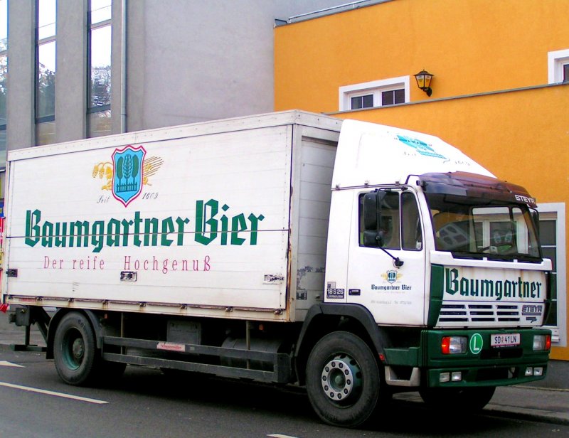 STEYR-18S26 der Brauerei Baumgartner aus Schrding bei einer Bierlieferung in Ried i.I.;080102  