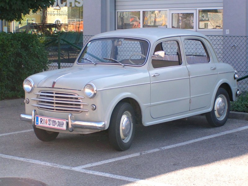 Steyr-Fiat parkt vor einem Fastfoodrestaurant; Ried i.I. 070708