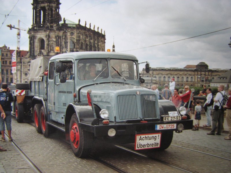 Tatra 141 Schwerlastzugmaschine bei der Oldtimerparade im Jahr 2006 in Dresden.
