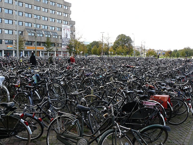 Tausende von Fahrrder, Den Haag Hbf am 30-09-2007.