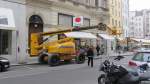 Ein Prangl Hebekran am 5.4.2012 in Wien, um Huserfassaden zu restaurieren.