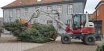 =Takeuchi TB 295 vom Bauhof der Stadt Hünfeld beim Abbau des Weihnachtsbaumes an der St. Jakobuskirche, 01-2020