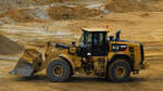 Caterpillar 966M, der Firma Davids Sand & Kiesgruben in Geilenkirchen bei der arbeit in der Grube. Gesehen am 13.8.2022 vom Wirtschaftsweg am Grubenrand