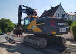 =Volvo EC200E des Bauunternehmens LOHFINK steht auf einer Baustelle in Hünfeld, 06-2023