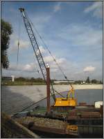 Auf der Baustelle des Eurogate im Duisburger Innenhafen war dieser Hitachi-Seilbagger vom Typ KH 300 auf einem Schwimmponton stehend im Einsatz. Die Aufnahme stammt vom 18.10.2008.