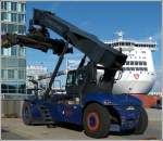 Linde C4535 TL 4 Containerstapler wartet im Hafengebiet von Kiel auf den nchsten Einsatz. Das Foto wurde duch den Zaun aufgenommen am 16.09.2013.