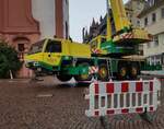 =Faun-Kranfahrzeug von WEHNER MOTORS steht an der Fuldaer Stadtpfarrkirche zum Weihnachtbaumtransport in luftige Höhe, 11-2023