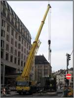 Am 27.04.2008 wurde in der Innenstadt von Dsseldorf ein Baukran beim Neubau des Hotels Breidenbacher Hof abgebaut.