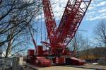 750 tonnen  Raupen-Kran von Riga-Mainz GmbH auf der U-Bahn Baustelle in Berlin. Er hebt die Schildvortriebsmaschine und Teile vom Schiff in die Baugrube. Beobachtet am 15.04.2013.    