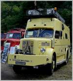 Das als Camper umgebaute Feuerwehrfahrzeug der Marke Magirus Deutz, A 3000, BJ 1952, Dieselmotor mit 90 PS, 5322 ccm, Verbrauch 1 Liter auf 5-6 Km, Hchstgeschwindigkeit 75 Km/h mit   Allradantrieb,