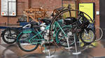 Im Sächsischen Industriemuseum Chemnitz ausgestellte motorisierte und unmotorisierte Zweiräder aus verschiedenen Epochen. (August 2018)