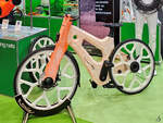 Ein nahezu vollständig aus ausgedienten Kunststoff-Fischernetzen hergestelltes Fahrrad war Teil der Ausstellung auf der Messe Hannover. (April 2024)