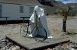 In Rhyolite, einer  Geisterstadt  in Nevada beim Death Valley schuf Ende der 1980er Jahre ein belgischer Knstler Figuren aus gehrtetem Acryl.