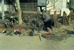 Ein Fahrradreparateur am Strassenrand in der chinesischen Stadt Suzhou am 01.03.1993
