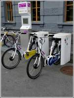 In Brig am Bahnhof stehen Elektrofahrrder die mann ausleihen kann um damit eine Stadtrundfahrt zu unternehmen.  23.05.2012