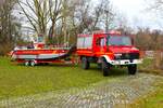 Feuerwehr Offenbach Rumpenheim Mercedes Benz Unimog U1300 GW-Boot (Florian Offenbach 12/59/1) und MZB (Florian Offenbach 12/78/1) am 16.12.23 bei einen Fototermin.