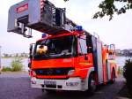 BN 2584 der bonner Feuerwehr steht am Rheinufer.