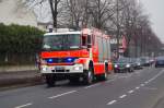 Das Tanklöschfahrzeug der Freiwilligen Feuerwehr Bonn-Mitte fuhr am 28.03.2015 an der Stadtbahnhaltestelle Bonn West entlang. Dort begleitete er ein Streufahrzeug.