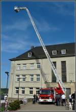 Heute am 03.10.2010 wurde den Einwohner aus Wiltz und Umgebung das neue Feuerwehrauto vorgestellt. Es handelt sich hierbei um einen Mercedes Benz ATEGO 1629. Hier auf dem Bild mit fast vollstndig ausgefahrenen Leiter (auf 25m von 30m) vor dem Gebude der Grundschule in Wiltz.